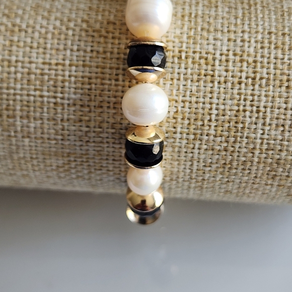 Chic Pearl and Black Bead Bracelet with Gold Accents - Picture 3 of 4